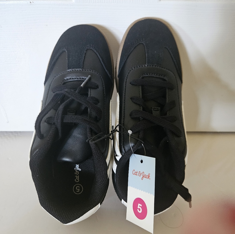 Cat And Jack Boys Sneaker Size 5